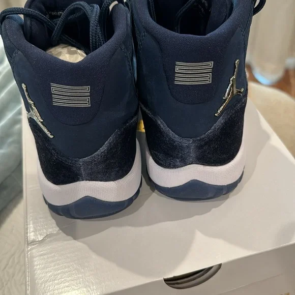 Women’s Air Jordan 11 Retro size 7 - Picture 2 of 5